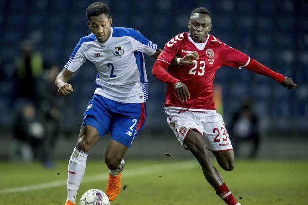 Pione Sisto, a la derecha, en un partido con la selección danesa.