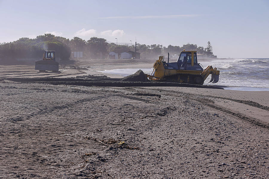 Después de quitar 200.000 metros cúbicos de arena para llevarlos a Playa Granada, que ha quedado muy bien, la motrileña playa de Poniente está destrozada. 