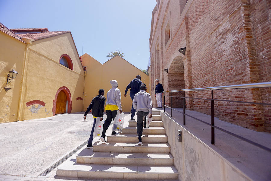 Los subsaharianos están asistidos por Cruz Roja que les ayudará a llegar a los destinos que elijan