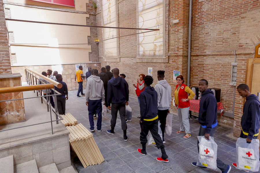 Los subsaharianos están asistidos por Cruz Roja que les ayudará a llegar a los destinos que elijan