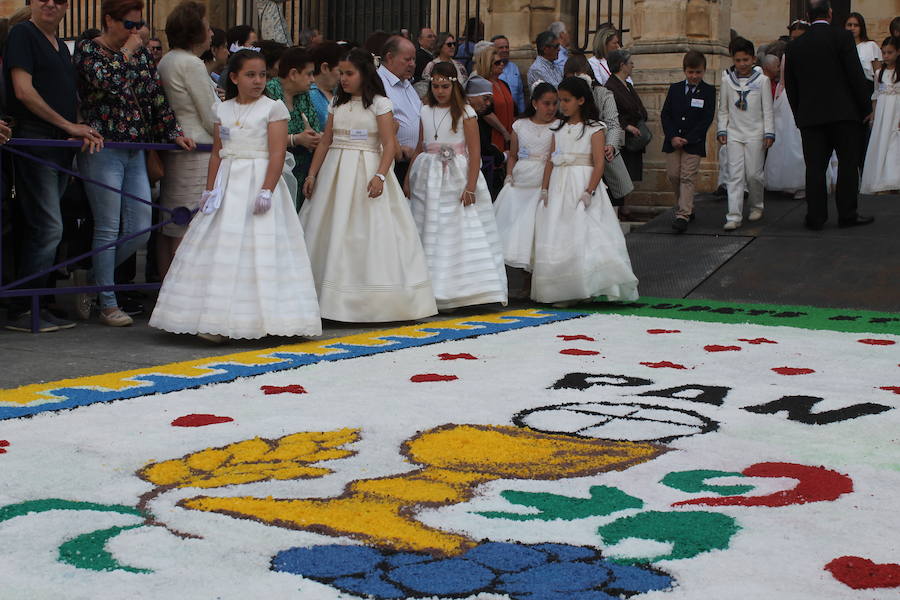 El Corpus se celebró en todos los pueblos, donde las calles lucieron engalanadas y la custodia recorrió las calles