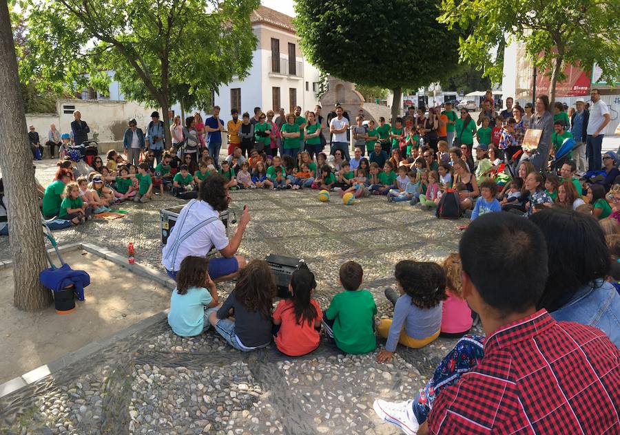 La Asociación de Madres y Padres del colegio Gómez Moreno se ha concentrado en el mirador de San Nicolás para reivindicar que el comedor siga siendo autogestionado