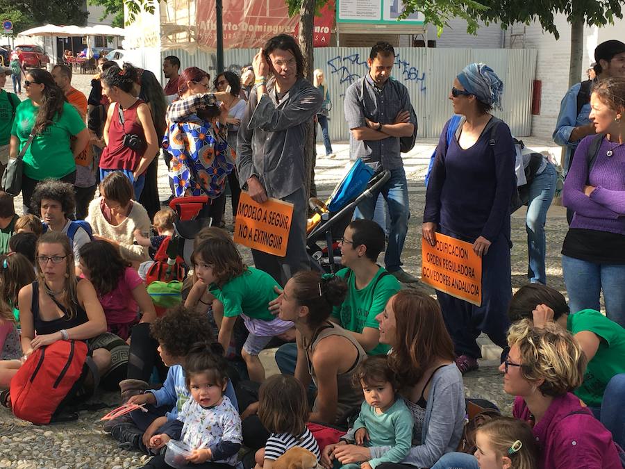 La Asociación de Madres y Padres del colegio Gómez Moreno se ha concentrado en el mirador de San Nicolás para reivindicar que el comedor siga siendo autogestionado