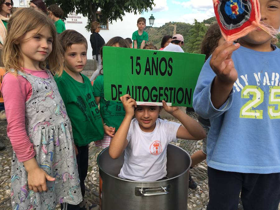 La Asociación de Madres y Padres del colegio Gómez Moreno se ha concentrado en el mirador de San Nicolás para reivindicar que el comedor siga siendo autogestionado