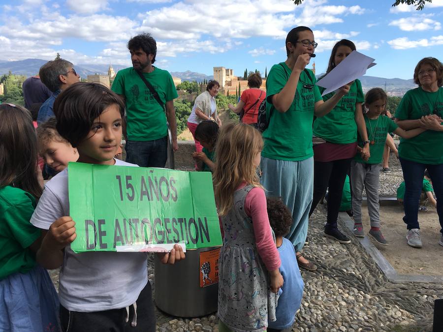 La Asociación de Madres y Padres del colegio Gómez Moreno se ha concentrado en el mirador de San Nicolás para reivindicar que el comedor siga siendo autogestionado