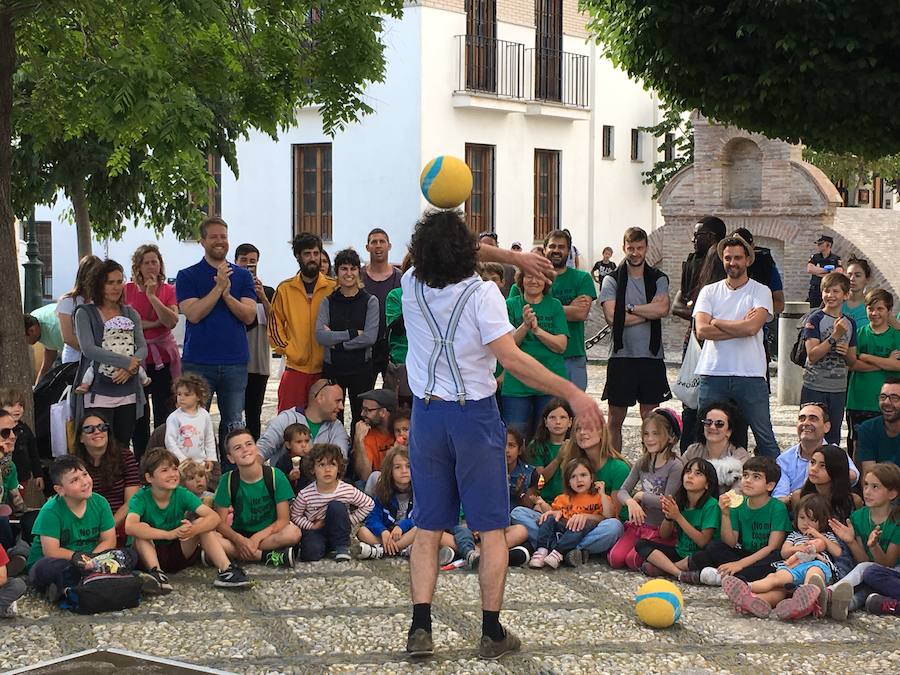 La Asociación de Madres y Padres del colegio Gómez Moreno se ha concentrado en el mirador de San Nicolás para reivindicar que el comedor siga siendo autogestionado