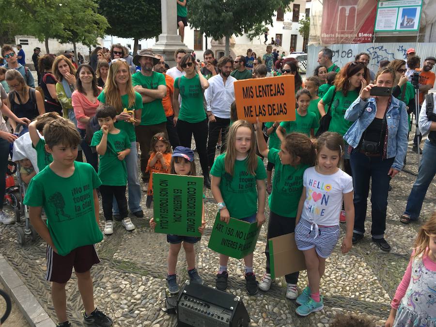 La Asociación de Madres y Padres del colegio Gómez Moreno se ha concentrado en el mirador de San Nicolás para reivindicar que el comedor siga siendo autogestionado
