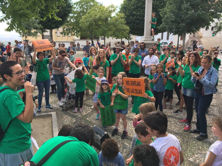 La Asociación de Madres y Padres del colegio Gómez Moreno se ha concentrado en el mirador de San Nicolás para reivindicar que el comedor siga siendo autogestionado