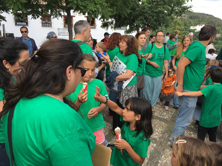 La Asociación de Madres y Padres del colegio Gómez Moreno se ha concentrado en el mirador de San Nicolás para reivindicar que el comedor siga siendo autogestionado