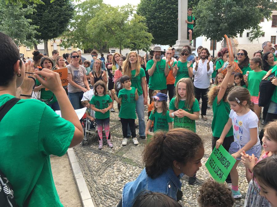La Asociación de Madres y Padres del colegio Gómez Moreno se ha concentrado en el mirador de San Nicolás para reivindicar que el comedor siga siendo autogestionado