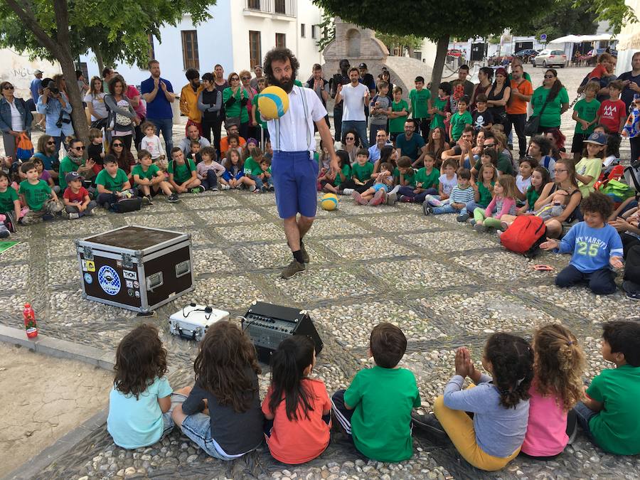 La Asociación de Madres y Padres del colegio Gómez Moreno se ha concentrado en el mirador de San Nicolás para reivindicar que el comedor siga siendo autogestionado