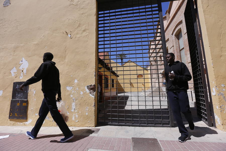 Los inmigrantes liberados ayer en Motril viajan ya a diferentes ciudades de España