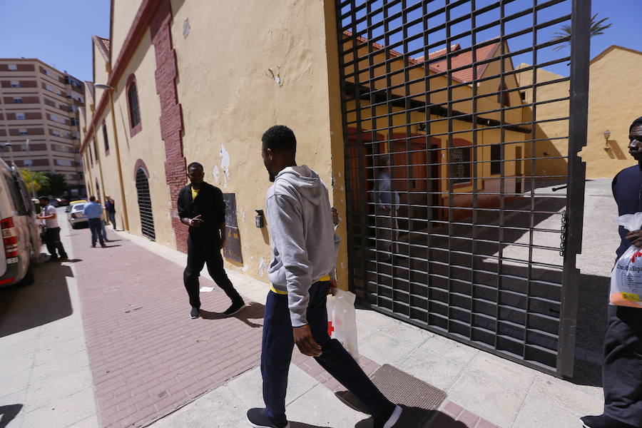 Los inmigrantes liberados ayer en Motril viajan ya a diferentes ciudades de España