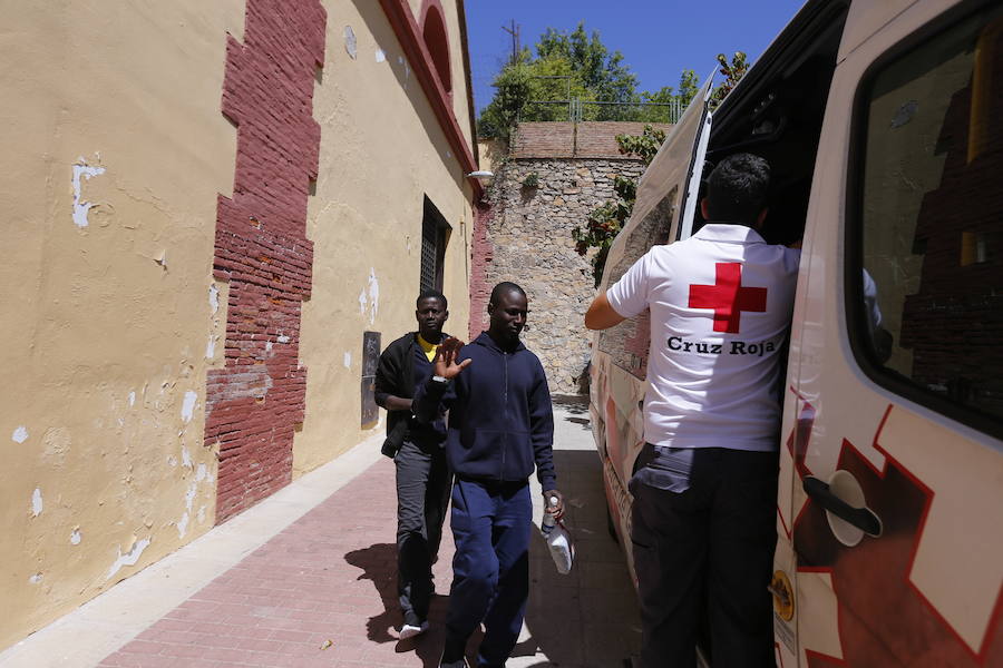 Los inmigrantes liberados ayer en Motril viajan ya a diferentes ciudades de España