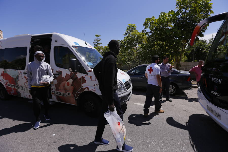 Los inmigrantes liberados ayer en Motril viajan ya a diferentes ciudades de España
