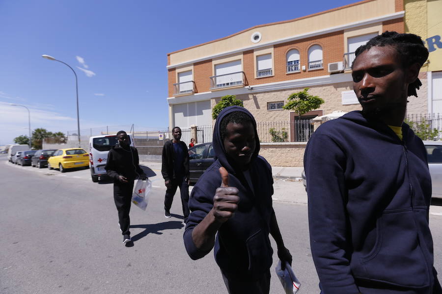 Los inmigrantes liberados ayer en Motril viajan ya a diferentes ciudades de España