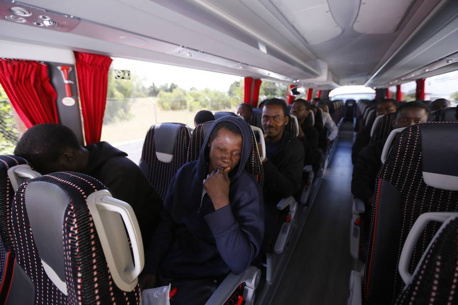 Los inmigrantes liberados ayer en Motril viajan ya a diferentes ciudades de España