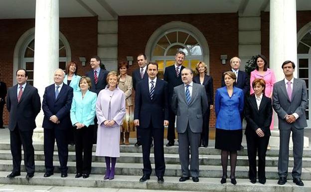 José Luis Rodríguez Zapaterio posa con su primer gabinete en abril de 2004