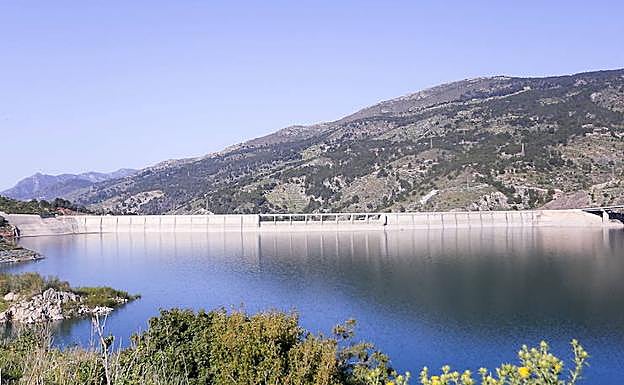 Imagen principal - Rules, la línea de Caparacena-Baza-La Ribina y la intervención del Ayuntamiento de Granada, en el horizonte. 