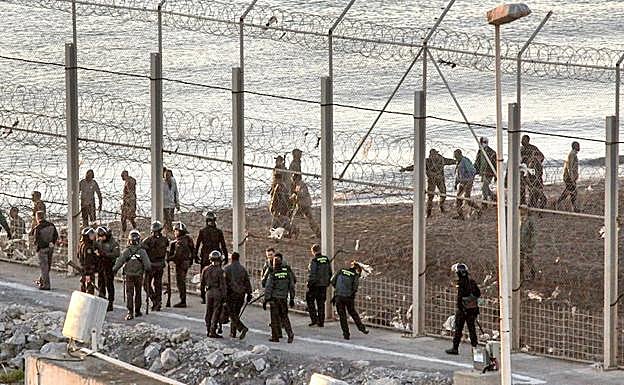 Unos 400 inmigrantes asaltan la frontera de Ceuta y uno entra herido