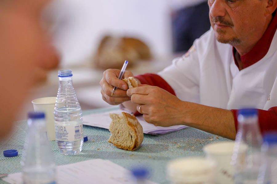 La ciudad acoge la primera semifinal de la 'Ruta española del buen pan', con la participación de obradores de toda Andalucía, y esta tarde hay una cata abierta al público