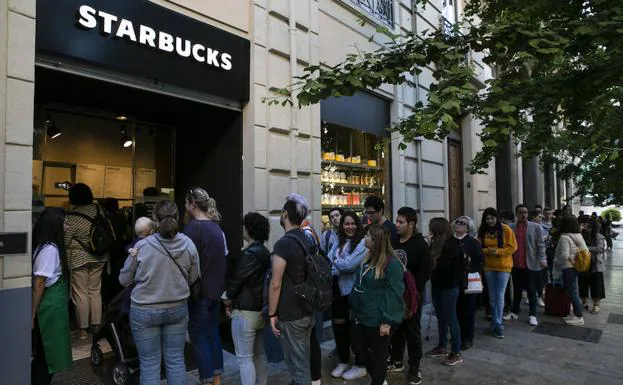 Largas colas en Granada para conocer el primer Starbucks con guiños nazaríes