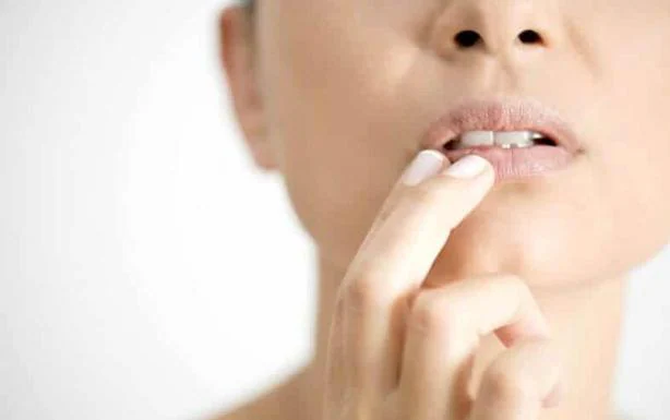 ¿Te tiembla el labio? Los médicos alertan de las causas