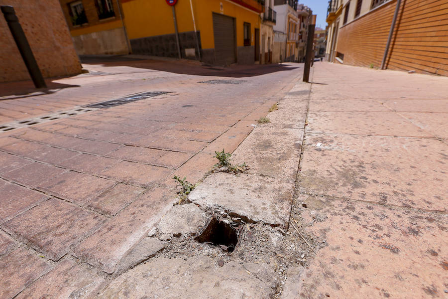 En apenas cien metros, en la calle Buenavista de Motril, se acumulan tres tipos distintos de bolardos, muchos de ellos destrozados y 25 huecos sin reponer 