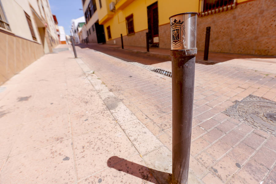 En apenas cien metros, en la calle Buenavista de Motril, se acumulan tres tipos distintos de bolardos, muchos de ellos destrozados y 25 huecos sin reponer 