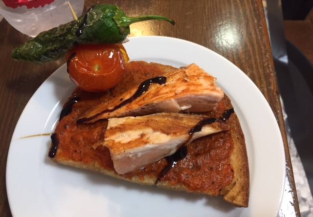 Tosta con frutos del mar de La Sastrería. 