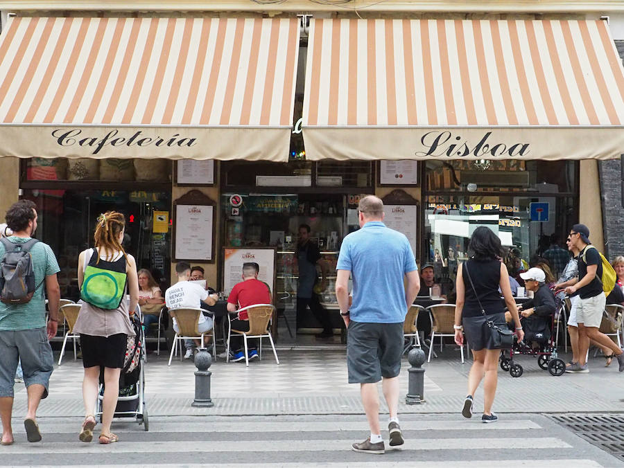 Desde 1986, situada en Reyes Católicos, la cafetería Lisboa fue la primera de Granada en contar con tostadero propio. y, treinta años después continuan sirviendo desayunos que no dejan indiferente a nadie.