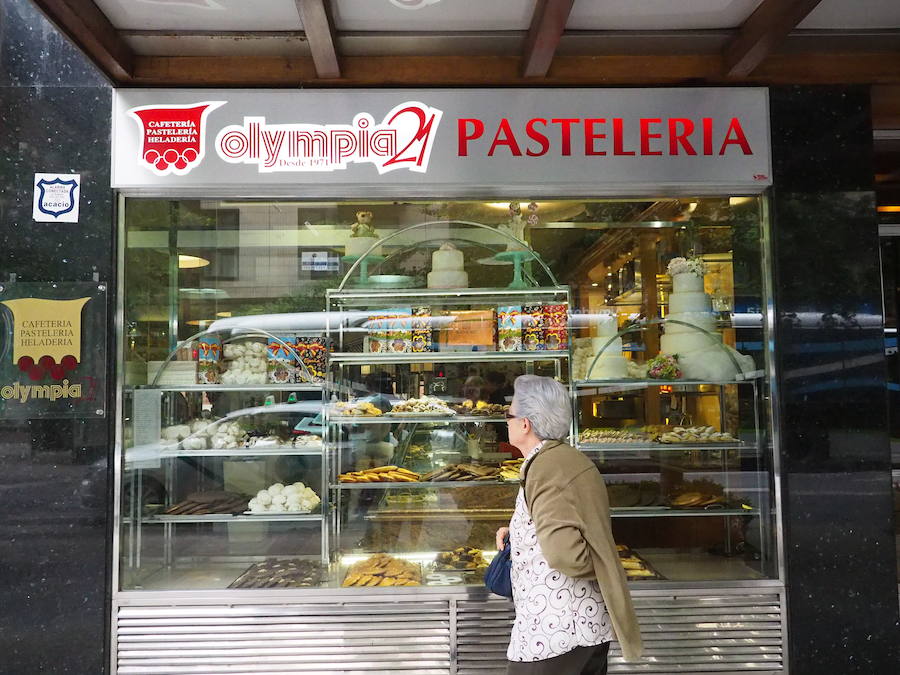 Localizada en plena Gran Vía, la Cafetería Olympia es a su vez heladería y pastelería.