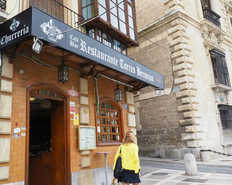 Aunque sea conocida por su vertiente de restaurante, también lo es por un café en su terraza en mitad de Plaza Nueva. 