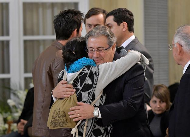 Zoido, abrazando a Patricia Ramírez en la capilla ardiente.