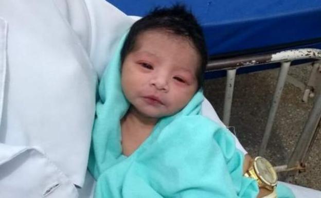 Rescatan viva a una recién nacida 8 horas después de ser enterrada por su familia