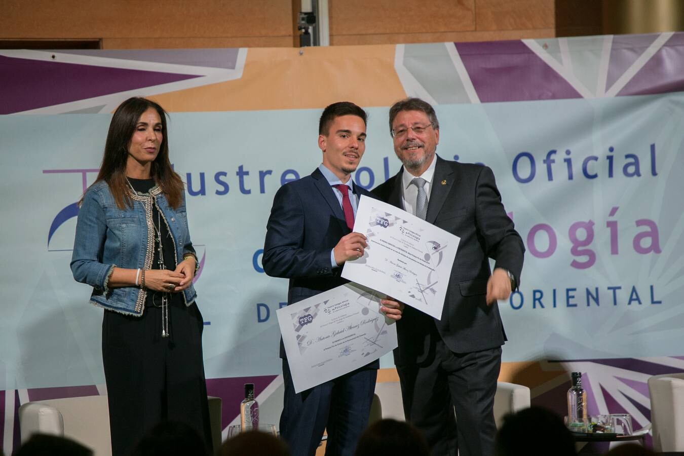 El Colegio Oficial de Médicos, la Unión Profesional de Granada y el catedrático de la Universidad de Almería Jesús de la Fuente Arias fueron algunos de los premiados durante la Convención