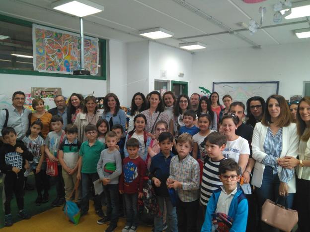 La delegada con alumnos y profesores de los talleres altas capacidades del CEIP Gloria Fuertes de Jaén. 