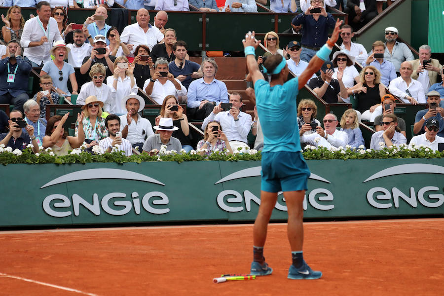 Rafael Nadal ha revalidado su título de campeón en la arcilla parisina y ya acumula once trofeos de Roland Garros, tras vencer a Thiem por 6-4, 6-3 y 6-2