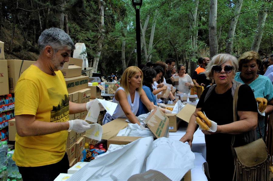 Las 44 personas jubiladas que han trabajado en los últimos años en la planta embotelladora recibieron un homenaje y una placa conmemorativa