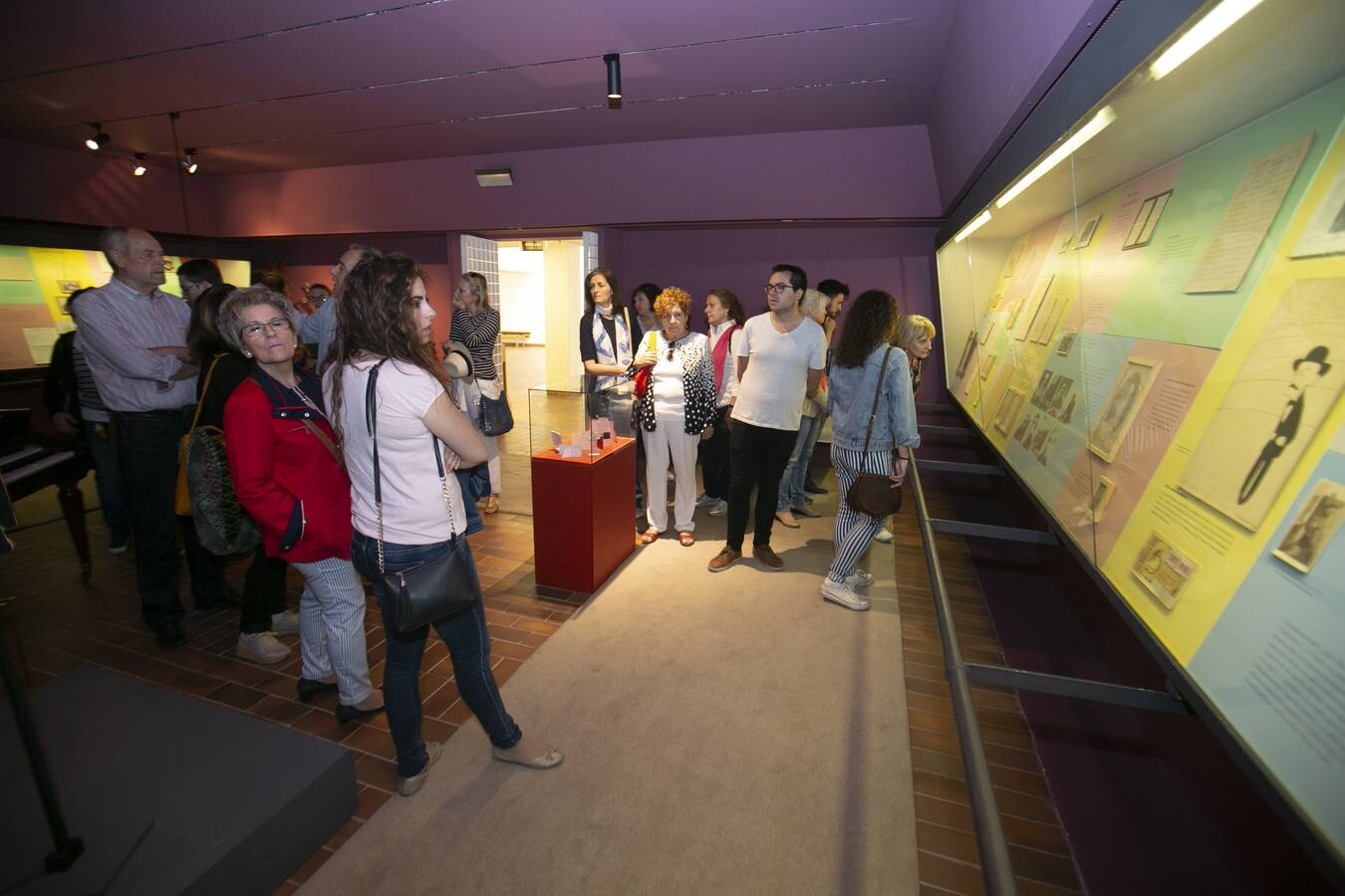 Más de un centenar de personas recorrieron ayer los más recónditos rincones del Centro, en una visita que superó el aforo previsto en origen