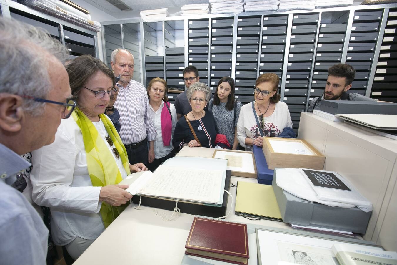 Más de un centenar de personas recorrieron ayer los más recónditos rincones del Centro, en una visita que superó el aforo previsto en origen