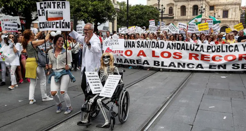 Encabeza la manifestación el médico granadino Jesús Candel, conocido como 'Spiriman'