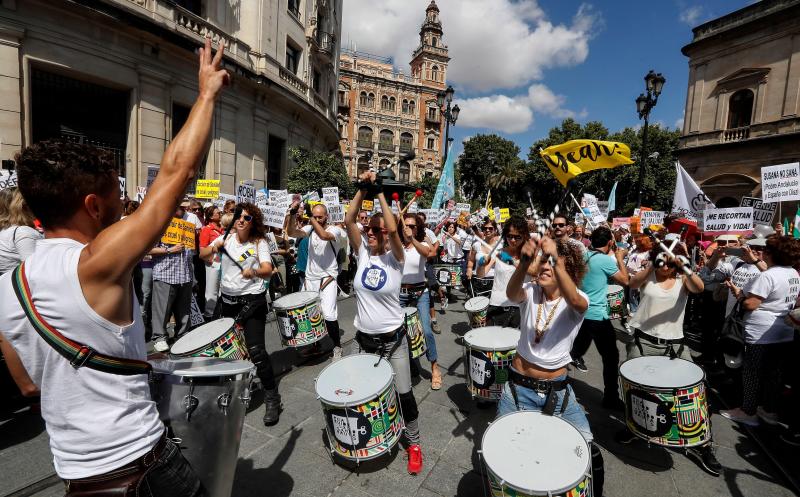 Encabeza la manifestación el médico granadino Jesús Candel, conocido como 'Spiriman'