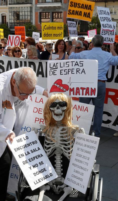 Encabeza la manifestación el médico granadino Jesús Candel, conocido como 'Spiriman'