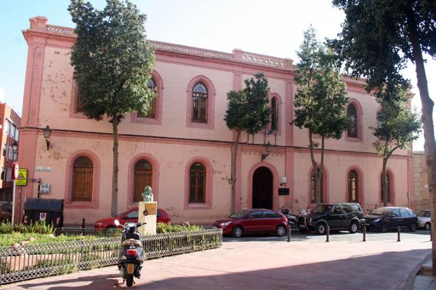 Fachada principal del centro de la UNED en Almería capital. 