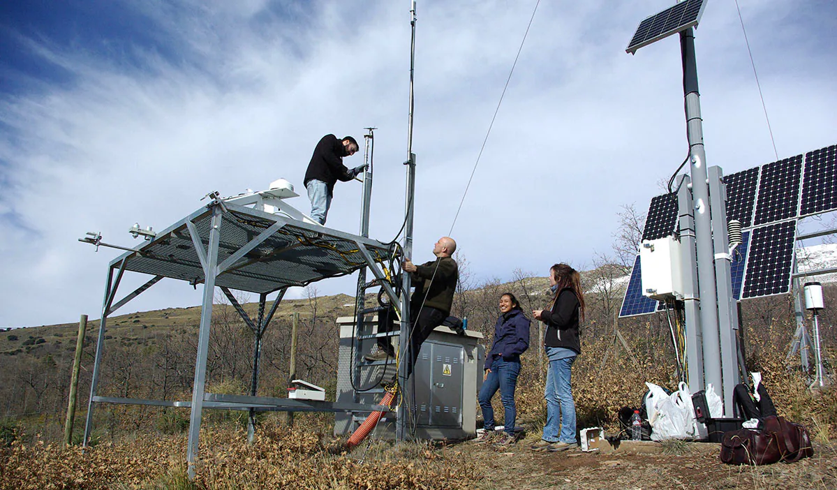 Un grupo de científicos del Observatorio del Cambio Global de Sierra Nevada instala los sistemas de seguimiento 