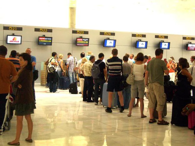 Pasajeros internacionales hacen cola para embarcar en un vuelo de Easyjet.