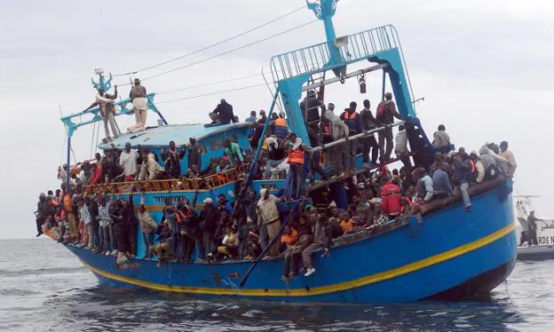 Navegación azarosa. Un barco de inmigrantes sobrecargado escora peligrosamente. 