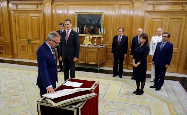 El nuevo ministro de Cultura, José Guirao (i), promete su cargo ante el Rey en un acto celebrado esta mañana en el Palacio de la Zarzuela. 