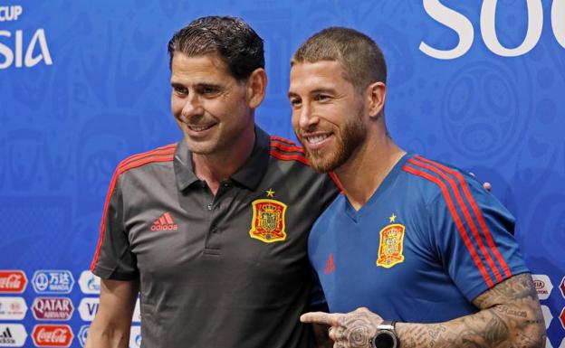 Fernando Hierro y Sergio Ramos, en la rueda de prensa previa al partido contra Portugal.